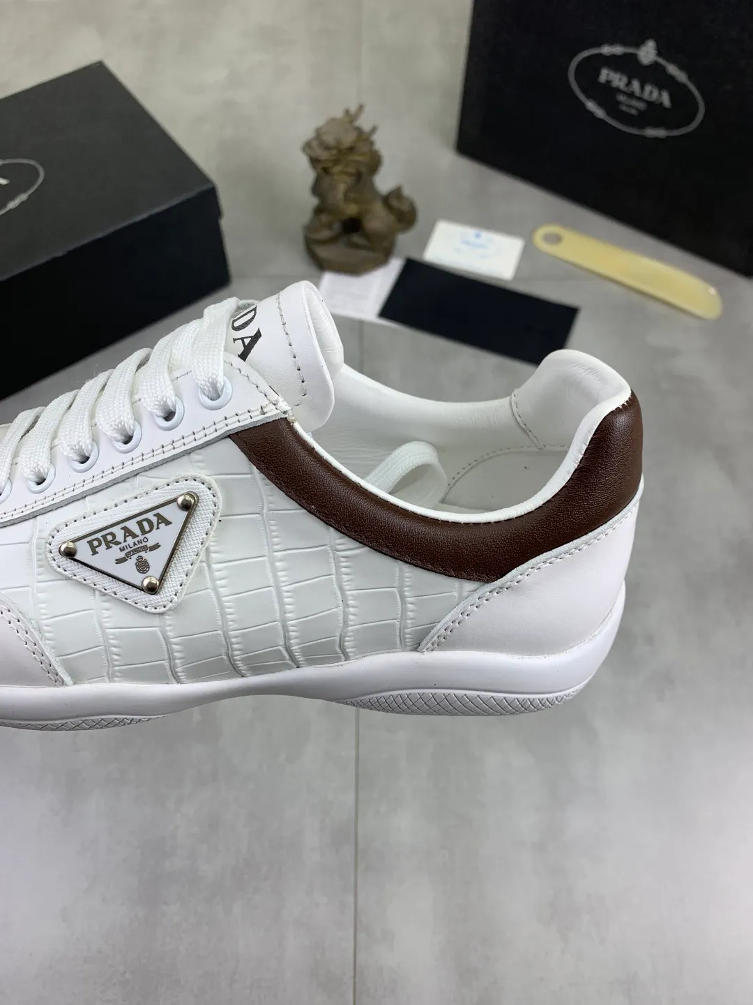Men's Men's Shoes P400💰[New Style] The latest classic model of high-quality PRADA breathable and comfortable men's shoes has been launched on the official website, 1:1 replica, synchronized in Hong Kong, and on the same catwalk; all made of calfskin with breathable mesh fabric ➕Imported softness Comfortable sheepskin lining, 🍡🍡original rubber outsole, non-slip and wear-resistant; comfortable to wear, attractive style, fine workmanship, and simple and neat shoe last, showing a man's courage and toughness, 👍size 38 to 44; black White 🉑️Choose